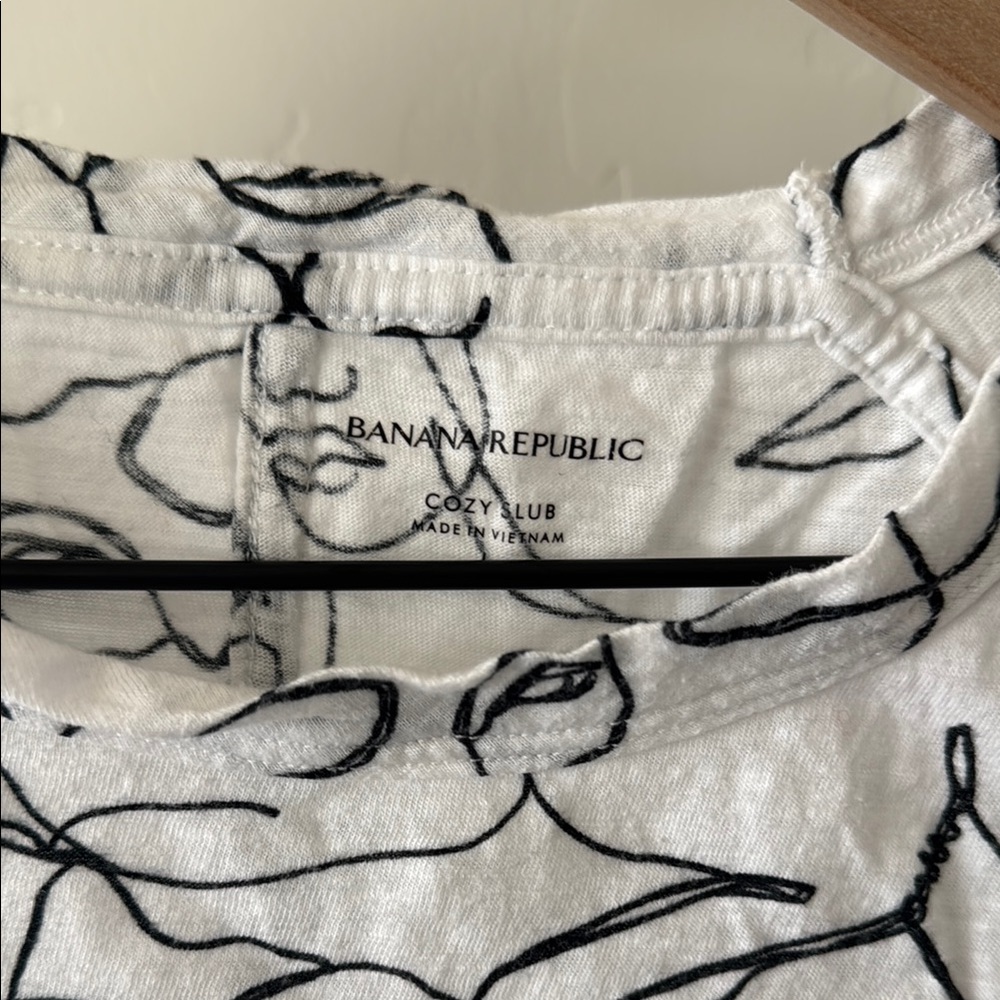Banana Republic Black and White Graphic Polo T-Shirt - Picture 4 of 6
